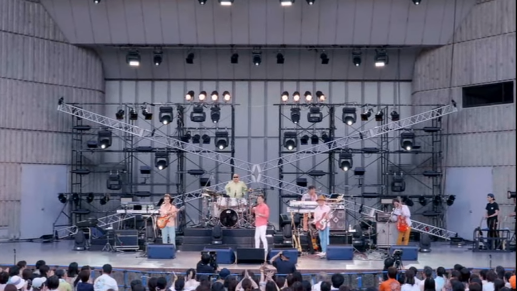 cutie_pancho_omega_tribe_sugiyama_2018 Cutie Pancho : 1er rang de gauche à droite : Shinji Takashima (Guitare), Sugiyama Kiyotaka (Chant), Tagushi Masato (Basse) Kenji Yoshida (Guitare) Derrière lavier)
